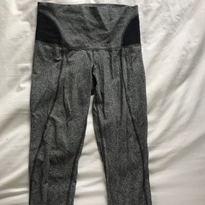 ✨LULULEMON Sz 8 High Waist Crop with Mesh Legging!